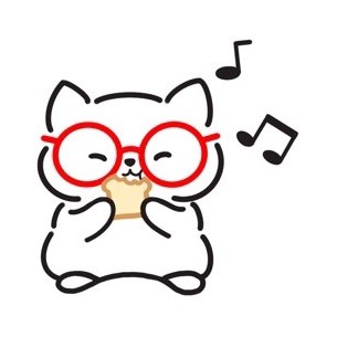 행복하게 간식을 먹는 코미