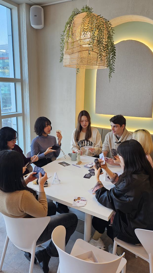 소그룹으로 둘러앉아 이야기하는 회원들