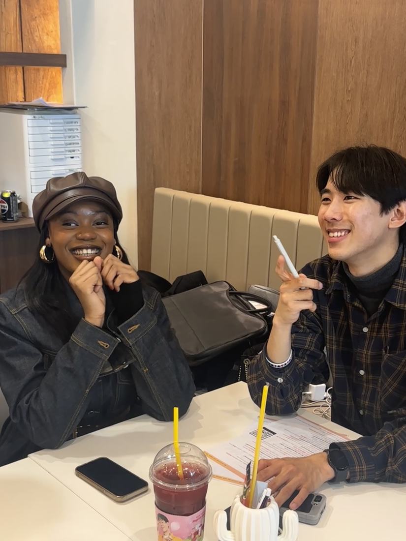둘이 마주 앉아 영어로 대화하는 모습