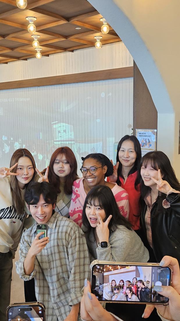 이벤트 날 함께 셀카를 찍는 회원들