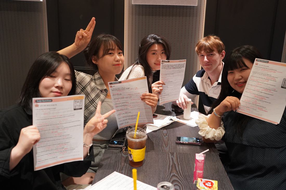 레벨별 스터디 자료를 들고 있는 회원들