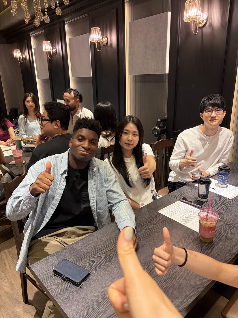 엄지를 들어 보이는 회원들